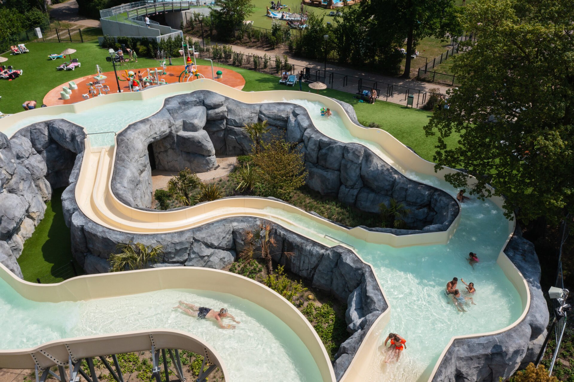 Subtropisches Schwimmbad, Wasserrutschen, Spraypark von Marveld. Subtropisches Schwimmbad, Wasserrutschen, Spraypark von Marveld.