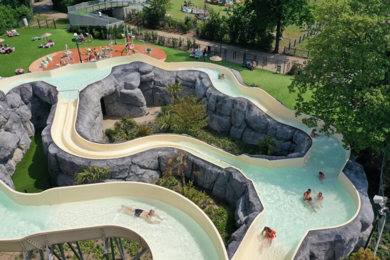 Waterglijbanen, wildwaterbaan en spraypark