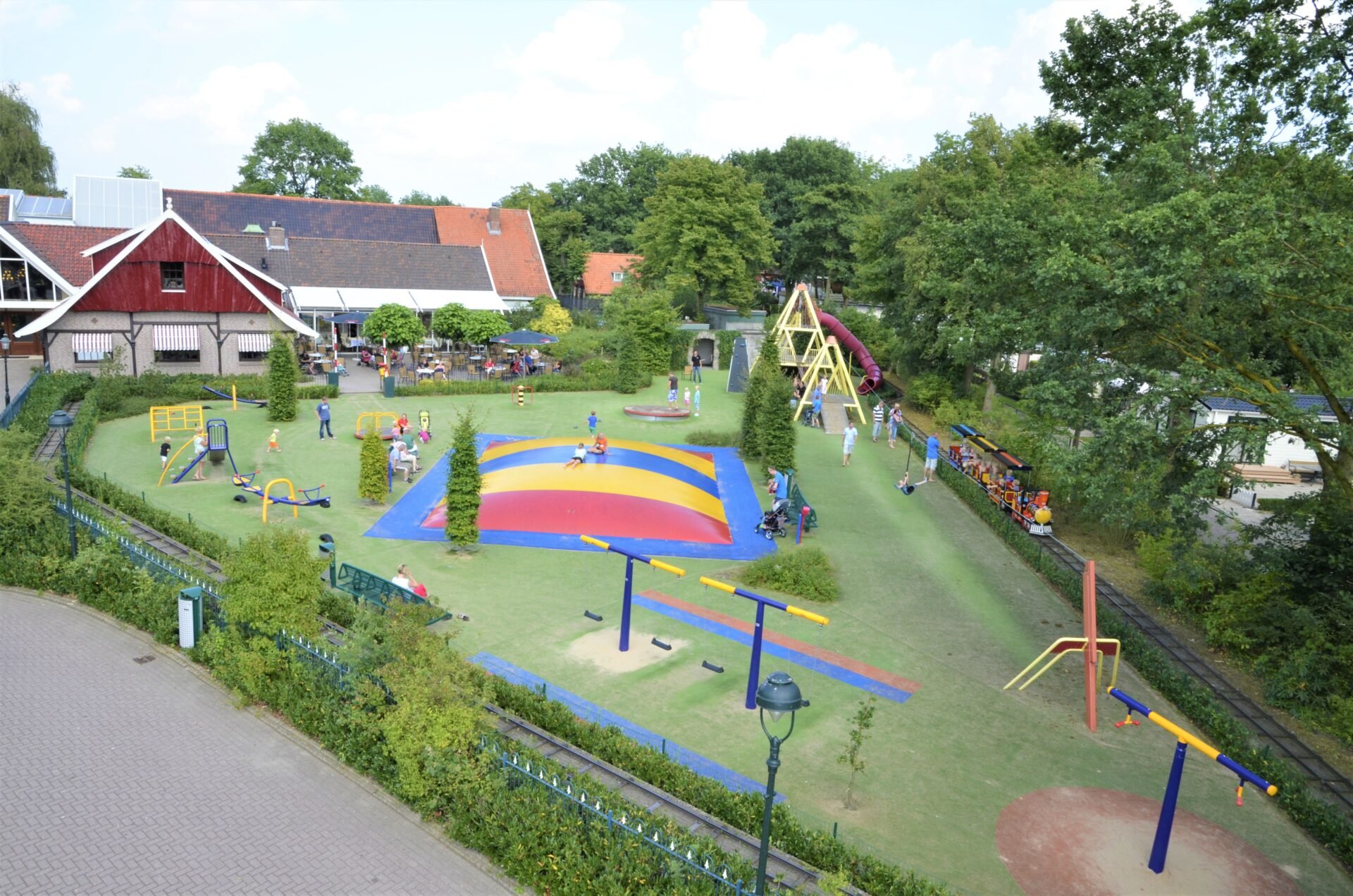 Speeltuin met veel speeltoestellen en terras bij Marveld Speeltuin met veel speeltoestellen en terras bij Marveld