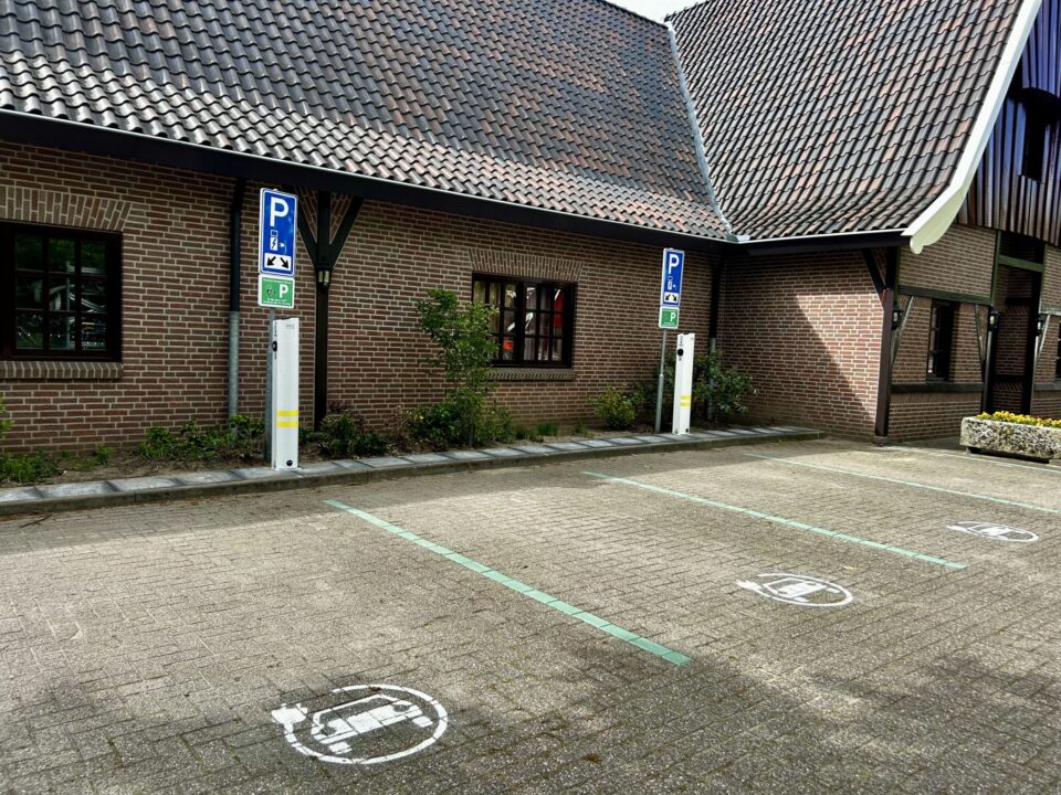 Laadpalen op de parkeerplaats bij het zwembad - Vakantiepark Marveld Recreatie